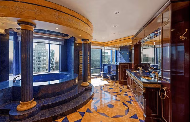 Đây là phòng tắm bên trong căn penthouse có giá hơn 18 triệu USD tại chung cư Grand Millennium, New York. Phòng tắm được ốp đá quý lapis lazuli và có hướng nhìn tuyệt đẹp ra trung tâm thành phố.