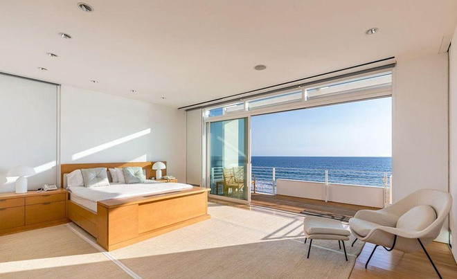 Phòng ngủ sang trọng tràn ngập ánh sáng tự nhiên. Ô cửa cỡ lớn mở ra ban công thoáng đãng, đem đến cho gia chủ những phút giây thư thái khi ngắm cảnh.