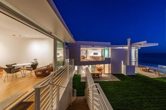 Căn biệt thự được miêu tả như một tổ hợp các khối hình học độc đáo với điểm nhấn là các bức tường kính cùng một số bộ phận được làm từ hợp kim nhôm cao cấp.