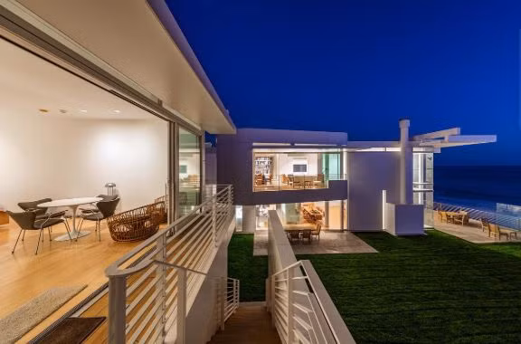 Căn biệt thự được miêu tả như một tổ hợp các khối hình học độc đáo với điểm nhấn là các bức tường kính cùng một số bộ phận được làm từ hợp kim nhôm cao cấp.