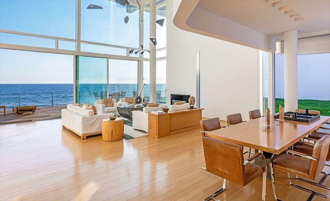 Không gian sinh hoạt bên trong được thiết kế theo phong cách mở với trần nhà cao, tông màu trắng chủ đạo đem đến cảm giác thông thoáng, nhẹ nhàng. Khu vực ăn uống và phòng khách được tích hợp với nhau.