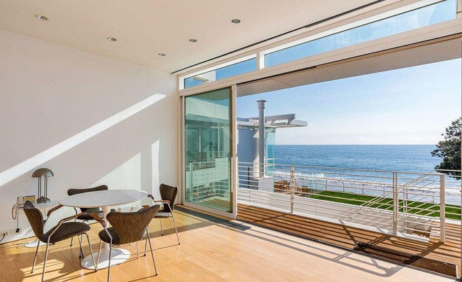 Một không gian nhỏ nhắn với tầm nhìn ra cảnh sắc đại dương là khu vực lý tưởng để uống cà phê và trò chuyện.