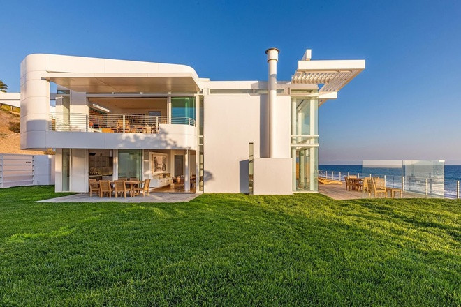 Ngôi nhà có diện tích hơn 500 m2 với 5 phòng ngủ và 7 phòng tắm, được vị tỷ phú cùng vợ mua với giá 5 triệu USD vào năm 2001. Bên cạnh căn biệt thự chính cho gia chủ, bất động sản còn có một ngôi nhà nhỏ nhắn nằm kế bên để phục vụ cho việc tiếp khách.