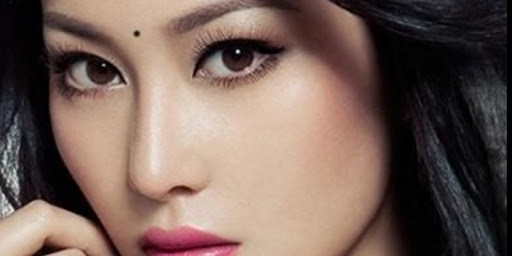 Nốt ruồi nằm giữa hai lông mày: Trong nhân tướng học, vị trí nốt ruồi giữa hai lông mày được gọi là cung Sự nghiệp. Những đặc điểm ở cung này giúp dự đoán về khả năng thăng tiến trên con đường sự nghiệp của một người. Nếu nốt ruồi xuất hiện ở giữa hai lông mày, đặc biệt là nốt ruồi không quá to, cân đối, hình dạng và màu sắc vừa phải thì nốt ruồi này chắc chắn sẽ mang lại nhiều may mắn cho chủ nhân của nó. 