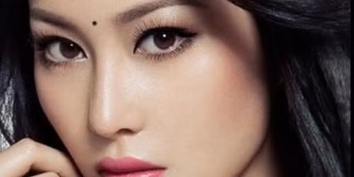 Nốt ruồi nằm giữa hai lông mày: Trong nhân tướng học, vị trí nốt ruồi giữa hai lông mày được gọi là cung Sự nghiệp. Những đặc điểm ở cung này giúp dự đoán về khả năng thăng tiến trên con đường sự nghiệp của một người. Nếu nốt ruồi xuất hiện ở giữa hai lông mày, đặc biệt là nốt ruồi không quá to, cân đối, hình dạng và màu sắc vừa phải thì nốt ruồi này chắc chắn sẽ mang lại nhiều may mắn cho chủ nhân của nó. 