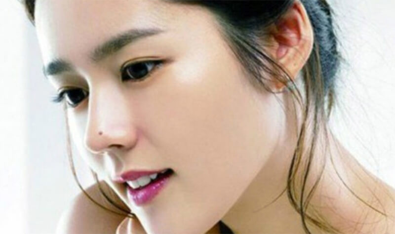 Nốt ruồi ở đầu mũi: Đầu mũi hay còn được biết đến là cung Tài bạch, giúp nhận định về tài vận, sự nghiệp của một người. Nếu nốt ruồi mọc ở vị trí này thì bạn nên vui mừng vì đó là một trong những nốt ruồi may mắn, mang lại tài lộc, sự may mắn cho người sở hữu nó. Cụ thể, nữ dễ vượng phu ích tử, nam vượng về tài vận, dễ thành danh. 