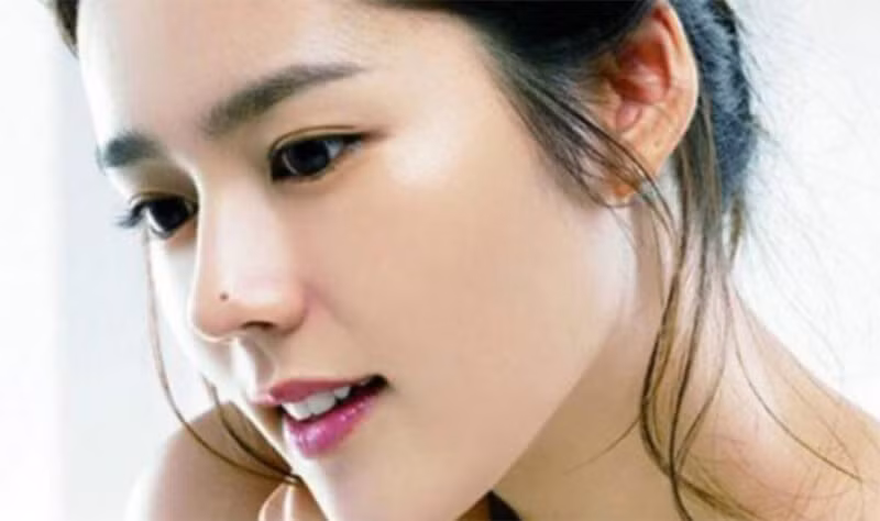 Nốt ruồi ở đầu mũi: Đầu mũi hay còn được biết đến là cung Tài bạch, giúp nhận định về tài vận, sự nghiệp của một người. Nếu nốt ruồi mọc ở vị trí này thì bạn nên vui mừng vì đó là một trong những nốt ruồi may mắn, mang lại tài lộc, sự may mắn cho người sở hữu nó. Cụ thể, nữ dễ vượng phu ích tử, nam vượng về tài vận, dễ thành danh. 