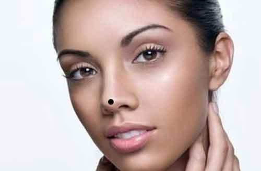 Những người sở hữu nốt ruồi này thường được nhiều người yêu thích và theo đuổi. Tuy nhiên, họ lại không lý trí lắm khi chọn đối tượng để kết hôn, dễ dẫn tới việc chọn sai bạn đời. 