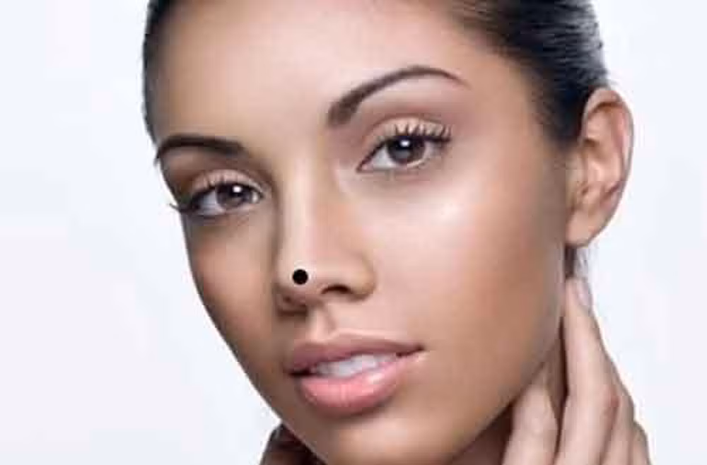 Những người sở hữu nốt ruồi này thường được nhiều người yêu thích và theo đuổi. Tuy nhiên, họ lại không lý trí lắm khi chọn đối tượng để kết hôn, dễ dẫn tới việc chọn sai bạn đời. 