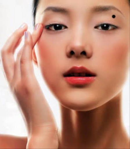 Những người có nốt ruồi mọc ở vị trí này nếu lấy được người bạn đời hợp mệnh thì gia đình ắt sẽ êm ấm, hạnh phúc, sự nghiệp của chồng và vợ lên như diều gặp gió, tiền tài tiêu không cần phải lo nghĩ. Tuy nhiên, theo xem tướng nốt ruồi, họ không nên làm trong ngành bất động sản, chỉ cần chuyên tâm vào lựa chọn ban đầu thì tài lộc không rủ cũng ùn ùn kéo vào nhà. 