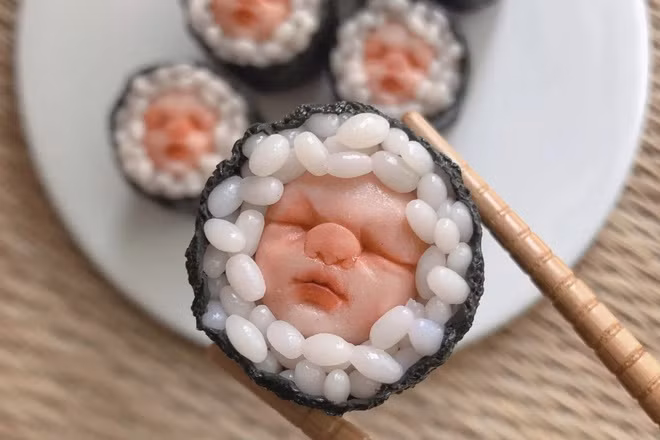 Từ những viên kẹo, sushi hình đầu người cho đến những bông hoa, miếng bánh trông giống các bộ phận cơ thể thu nhỏ, những tác phẩm điêu khắc được sáng tạo bởi cô gái người Singapore tên Qixuan Lim chắc chắn không dành cho người yếu tim, theo SCMP.