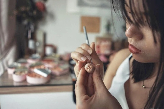 Qixuan Lim (28 tuổi) là một nghệ sĩ điêu khắc có gần 200.000 lượt theo dõi trang Instagram, song cũng nhận được hàng nghìn bình luận chỉ trích trên trang cá nhân. Lim nói rằng cô hoàn toàn hiểu lý do mình bị ghét. Những tác phẩm vốn đã rất khác lạ của cô thường được chụp cùng với những đồ vật nhỏ nhắn, dễ thương trên phong nền màu hồng pastel hoặc trắng tinh khôi, càng tăng thêm cảm giác ghê rợn.