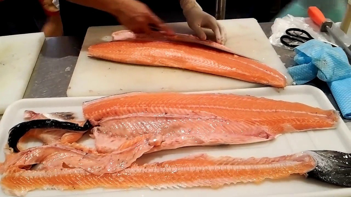 Chi 10 nghin/kg xuong ca hoi, che du mon voi hai san 