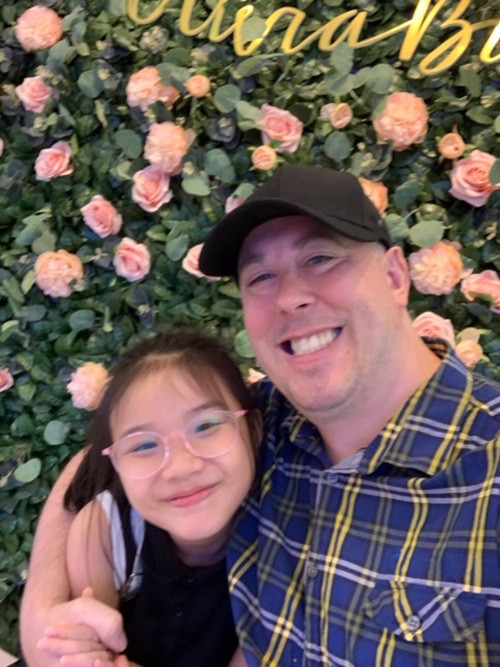 'Bé Zon đang hạnh phúc vì nhận được nhiều tình yêu thương từ gia đình riêng của ba Trung (MC Thành Trung - PV), gia đình riêng của mẹ và những người thân luôn quan tâm đến bé', cô nói.