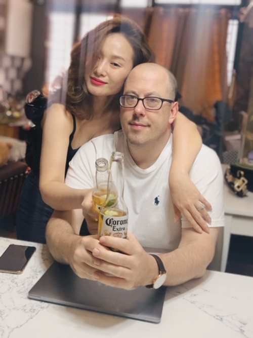 Người đàn ông Hà Lan mà Thu Phượng chọn làm bến đỗ thứ hai trong cuộc đời cô tên Yvain De Bake. Anh hơn cô 4 tuổi, hiện là giáo viên môn Tự nhiên xã hội và Kỹ thuật tại một trường trung học quốc tế song song công việc thiết kế lập trình tự do. Trước khi gặp Thu Phượng, anh Yvain chưa từng kết hôn và cũng không có ý định kết hôn. Anh đặt mục tiêu đi du lịch và làm việc ở nhiều nơi nhưng hiện muốn dừng chân bên cạnh Thu Phượng.