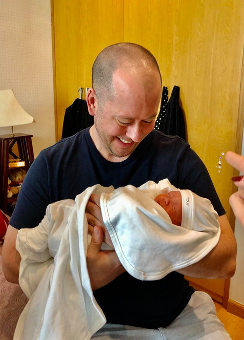 Thu Phượng tâm sự, khác với vẻ ngoài cao lớn, bên trong anh Yvain là trái tim ấm áp, yêu trẻ nhỏ và dịu dàng khi chăm sóc mọi người. Trong ảnh, anh cưng nựng em bé mới sinh là con của bạn thân Thu Phượng.