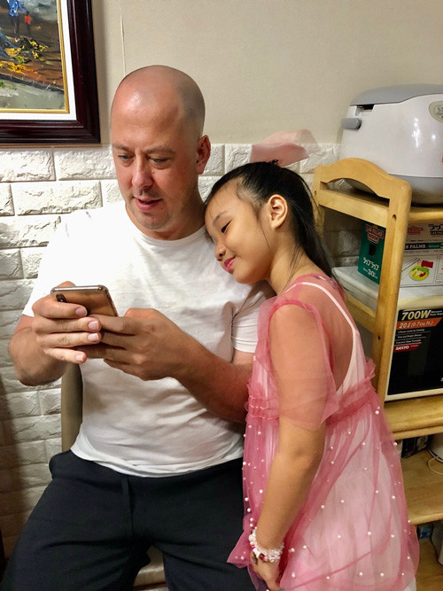 Nữ ca sĩ 'Sao Mai điểm hẹn' bày tỏ cô không thuộc tuýp người đòi hỏi cao trong cuộc sống mà biết hài lòng với thực tại. Sau khi tái hôn, cô mong được chồng ủng hộ trên hành trình nuôi dạy con, cùng nhau thực hiện ước mơ đưa bé Zon đi khắp nơi, dạy bé sự tự lập.