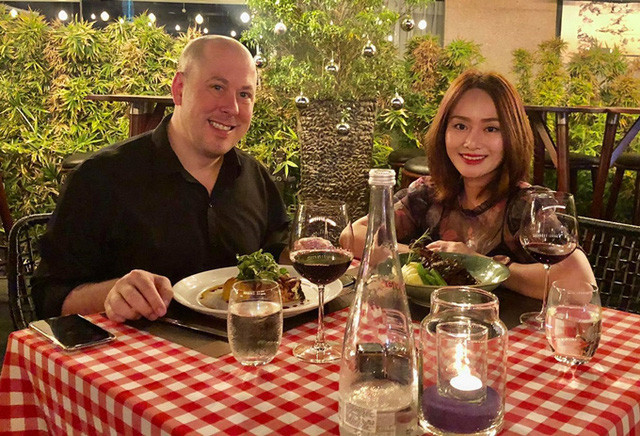 Anh Yvain là con một trong gia trí thức ở thủ đô Amsterdam. Khi sống tại Hà Lan, anh làm việc cho đài truyền hình địa phương với vai trò người thiết kế, dàn dựng hình ảnh.