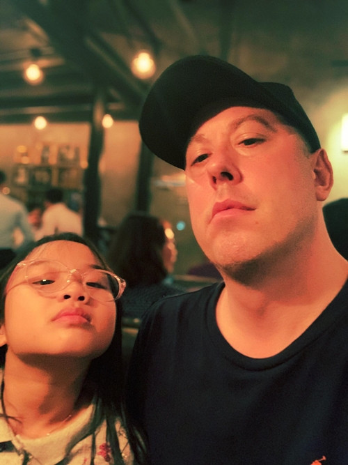 Từ khi anh Yvain về sống chung, ngôi nhà của mẹ con Thu Phượng ấm áp hơn. Trong lúc cô làm việc hay nấu ăn, bạn trai Tây của Thu Phượng dạy bé Zon học tiếng Anh, hai cha con rất hợp tác và ăn ý.