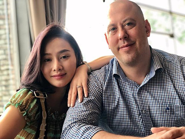 Cách đây gần hai năm, trong một lần tới quán bar ở quận 1, TP HCM, anh bị thu hút bởi Thu Phượng khi cô đi chơi cùng người bạn. Được Thu Phượng chia sẻ số điện thoại nhưng sau gần hai tháng nhắn tin, anh vẫn không thể thuyết phục cô sắp xếp một cuộc hẹn.