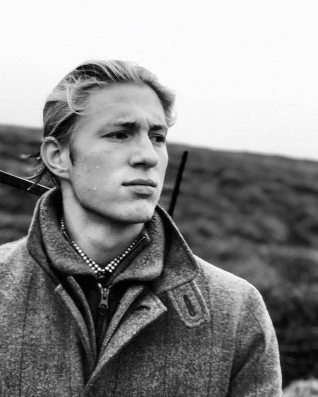 Nhiều tạp chí từng liệt tên Constantine Alexios vào danh sách các hoàng tử, bá tước độc thân được yêu thích nhất thế giới.