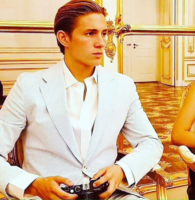 Constantine Alexios (sinh năm 1998) là con trai cả của Thái tử Pavlos và Vương phi Marie-Chantal. Trong danh sách kế vị ngai vàng Hy Lạp, 9X chỉ đứng sau cha. Ông nội Alexios là Constantine II - vị vua cuối cùng của Hy Lạp. Từ khi chế độ quân chủ tại nước này bị bãi bỏ năm 1973, tước hiệu hoàng gia chỉ còn trên danh nghĩa. Tuy vậy, Alexios vẫn khiến nhiều người trầm trồ với cuộc sống sang chảnh, đậm chất quý tộc.