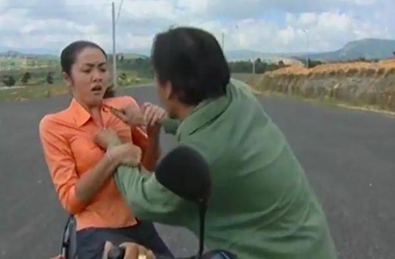 Ngay từ năm 16 tuổi, Tăng Thanh Hà đã mạnh dạn đảm nhận vai cô gái bị kẻ xấu ép cởi đồ, uy hiếp trong phim "Dốc tình" của đạo diễn Lưu Trọng Ninh.