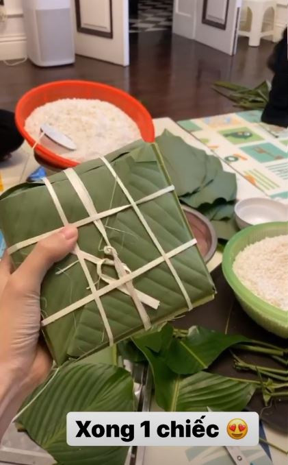 Từ khi kết hôn, Á hậu Thanh Tú sống kín tiếng. Cô gần như không tham gia hoạt động giải trí, dành thời gian chăm sóc gia đình nhỏ. Người đẹp cũng hiếm khi chia sẻ ảnh chồng con trên trang cá nhân.