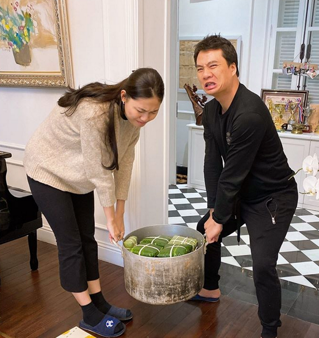 Á hậu Việt Nam khoe thành quả của cả nhà sau buổi gói bánh chưng.