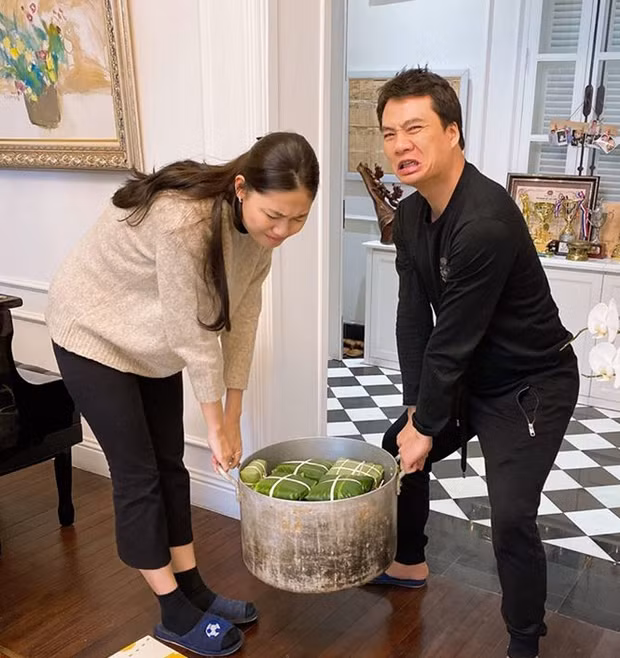 Á hậu Việt Nam khoe thành quả của cả nhà sau buổi gói bánh chưng.