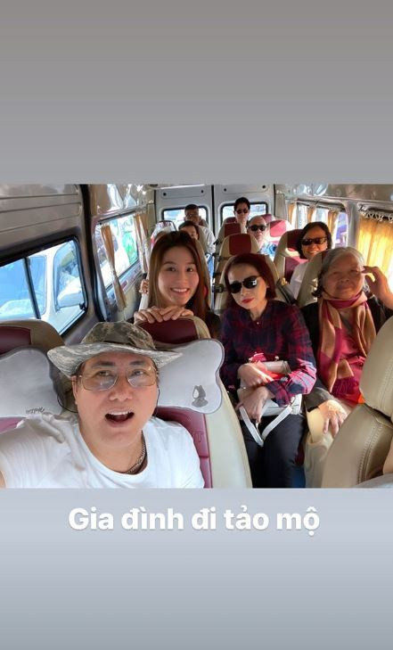 Diễm My 9X cùng gia đình đi tảo mộ ngày cuối năm. Năm 2019, nữ diễn viên trải qua nỗi mất mát lớn khi người mẹ thân yêu của cô ra đi. Cô từng chia sẻ suy nghĩ thay đổi khi không còn mẹ kề bên.