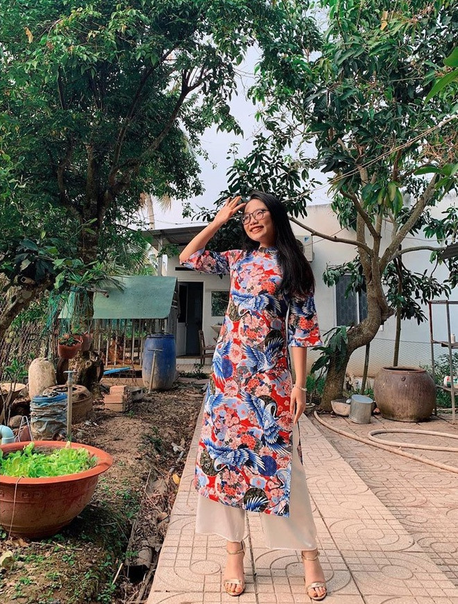 Phương Mỹ Chi dịu dàng, xinh xắn trong bộ áo dài trong chuyến lưu diễn tại các tỉnh miền Tây.