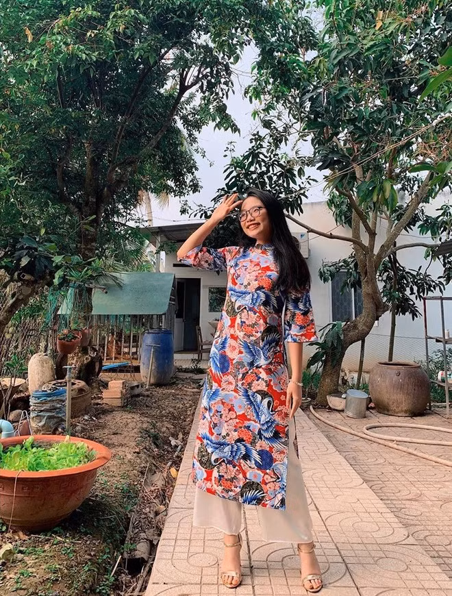 Phương Mỹ Chi dịu dàng, xinh xắn trong bộ áo dài trong chuyến lưu diễn tại các tỉnh miền Tây.