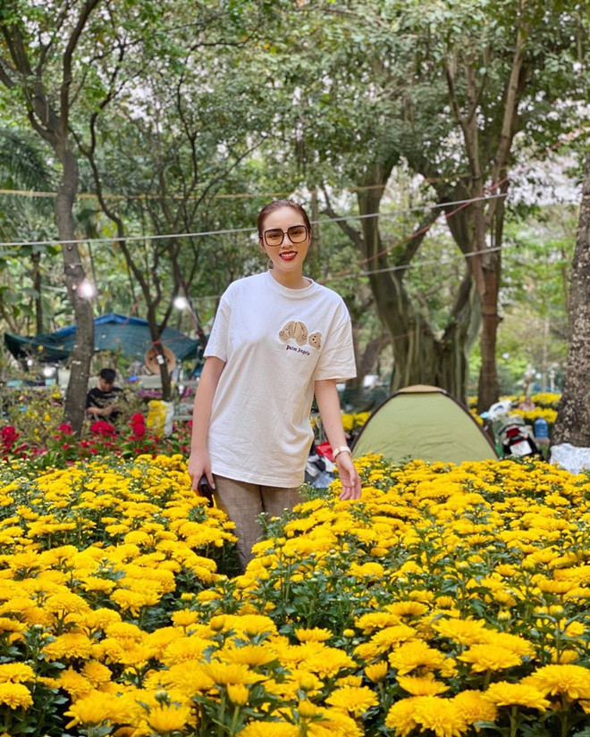 Hoa hậu Việt Nam 2014 Nguyễn Cao Kỳ Duyên xuống phố chọn hoa cho ngày Tết Nguyên đán.