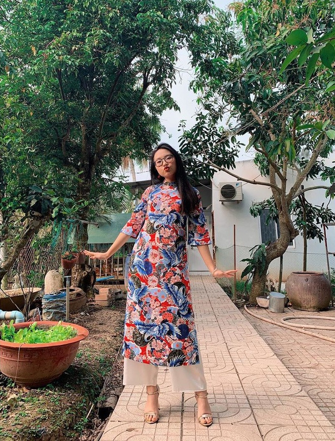 Trên trang cá nhân, giọng ca Đường về quê háo hức chia sẻ: "Người dân miền Tây dễ thương vô cùng. Em vừa được đi diễn, vừa đi từ thiện rồi được tặng quà nữa. Quá hạnh phúc luôn ạ".