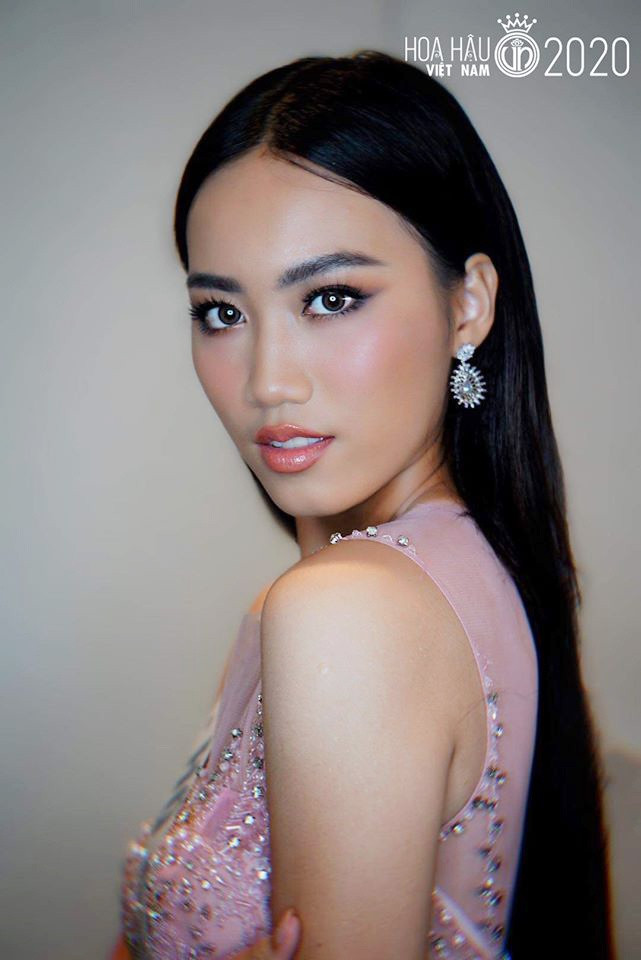 Đa số thí sinh Hoa hậu Việt Nam năm nay thuộc lứa tuổi 10X. Trong ảnh là Nguyễn Ngọc Thanh Ngân, sinh năm 2000, đến từ TP.HCM. Cách đây một năm, cô từng thi Hoa hậu Hoàn vũ Việt Nam và có mặt trong top 45. Thanh Ngân hiện là người mẫu tự do, cao 1,74 m. Ảnh: HHVN.