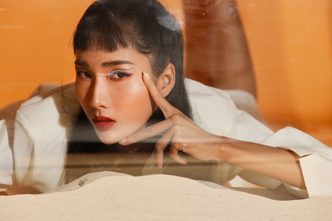 Ngọc Quyên còn được gọi là bản sao của Á hậu Hoàng Thùy bởi gương mặt có nhiều nét tương đồng. Trong bài phỏng vấn với Zing vào cuối năm 2019, chân dài từng chia sẻ cô không ngại khi bị so sánh với đàn chị Hoàng Thùy. Theo cô, mỗi người có nét cá tính và tố chất riêng. Ảnh: NVCC.