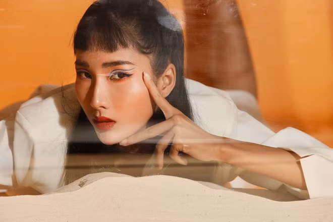 Ngọc Quyên còn được gọi là bản sao của Á hậu Hoàng Thùy bởi gương mặt có nhiều nét tương đồng. Trong bài phỏng vấn với Zing vào cuối năm 2019, chân dài từng chia sẻ cô không ngại khi bị so sánh với đàn chị Hoàng Thùy. Theo cô, mỗi người có nét cá tính và tố chất riêng. Ảnh: NVCC.