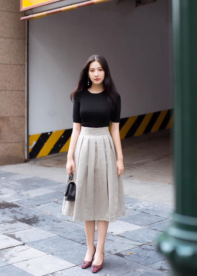 Nữ sinh ĐH Hà Nội cũng cho biết cô từng thực tập truyền thông cho Trung tâm văn hoá Pháp và hỗ trợ truyền thông cho phái đoàn Wallonie Bruxelles. Hiện tại, cô đang làm MC cho Trung tâm văn hoá Pháp.