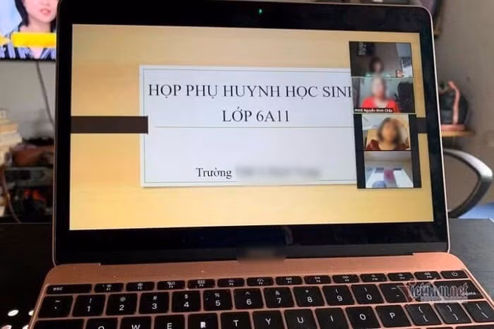 Nu sinh guong mau: Hoc online van mac dong phuc, deo khan quang do-Hinh-4