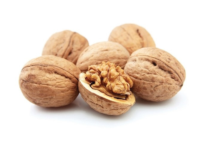 Quả óc chó: Loại quả này chứa các chất dinh dưỡng có lợi cho sức khỏe tim mạch và có khả năng chống viêm rất tốt, nó còn là nguồn dinh dưỡng có lợi duy nhất của axit alpha linolenic (ALA). Theo một nghiên cứu được trình bày tại Hội nghị quốc tế về bệnh Alzheimer năm 2010, những con chuột mắc bệnh thường xuyên được cho ăn quả óc chó đã cải thiện trí nhớ và điều phối kỹ năng vận động một cách đáng kể.