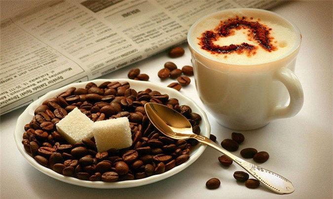 Cà phê: Caffeine là một chất kích thích nhẹ được tìm thấy trong cà phê. Loại chất này có thể giúp chúng ta cải thiện sự nhạy bén trong tinh thần. Điều này được biết đến một cách rộng rãi bởi có đến 120.000 tấn cà phê được tiêu thụ mỗi năm. Bên cạnh chứa các hoạt chất chống oxy hóa cà phê còn giúp tăng cường sức khỏe trí óc. Đặc biệt, một vài nghiên cứu đã chỉ ra rằng uống cà phê thực tế còn làm giảm nguy cơ trầm cảm ở phụ nữ.