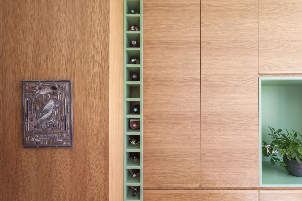 Các không gian chức năng được phân bố hợp lý. Những khoảng nhấn màu xanh tạo vẻ đẹp nổi bật trên nền màu trung tính của gỗ và sơn tường.