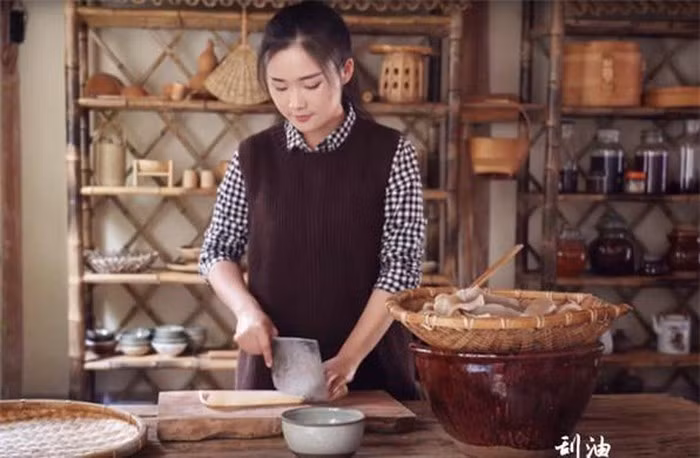 Bo pho ve que cham soc cha, co gai thanh vlogger noi tieng nho tai nau an