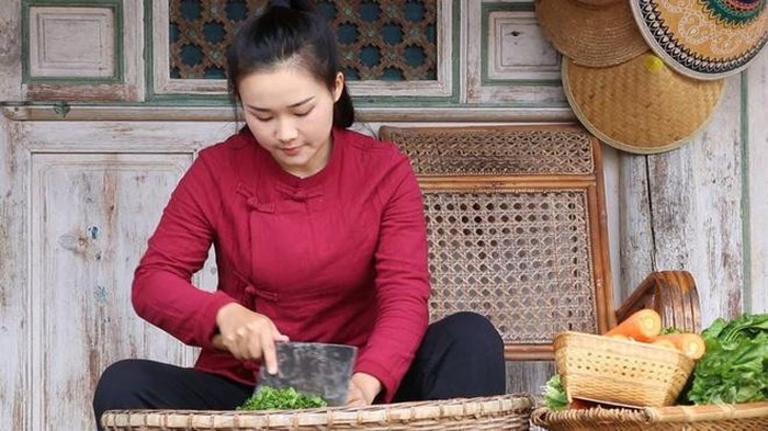 Bo pho ve que cham soc cha, co gai thanh vlogger noi tieng nho tai nau an-Hinh-2