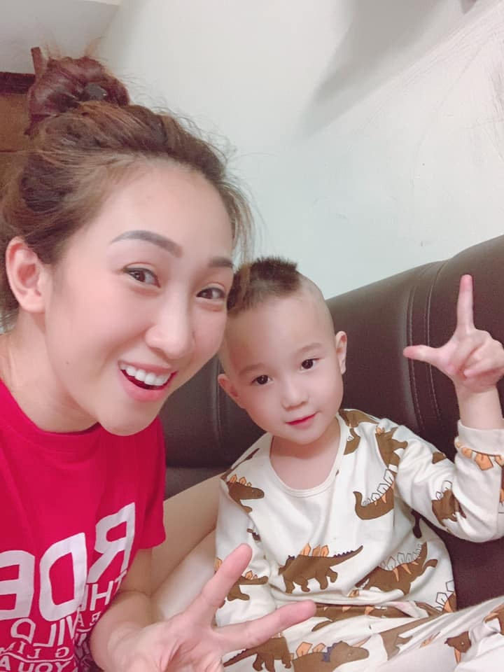 Ca sĩ Lều Phương Anh khoe ảnh húi tóc cho con trai bằng tông đơ khá hoàn hảo. Cô còn chừa lại chỏm tóc trên đỉnh đầu của cậu bé trông thật ngộ nghĩnh.