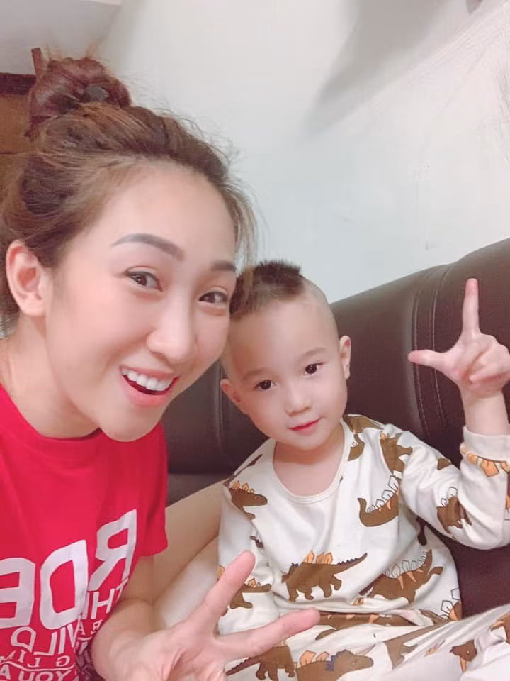Ca sĩ Lều Phương Anh khoe ảnh húi tóc cho con trai bằng tông đơ khá hoàn hảo. Cô còn chừa lại chỏm tóc trên đỉnh đầu của cậu bé trông thật ngộ nghĩnh.