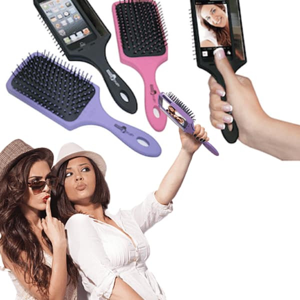 Vừa là ốp điện thoại, vừa là lược chải đầu, chưa kể công dụng phòng thân thay chiếc chùy nữa. Có chị em nào muốn đặt ốp này không?