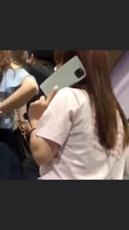 Nhiều người sẽ nói như vậy và không khỏi lo lắng cho những người xung quanh song bức ảnh sau đó đã hé lộ tất cả sự thật. Chẳng có chiếc dao cũng như sự nguy hiểm nào ở đây, chỉ là cô nàng lắm chiêu này sử dụng một chiếc ốp điện thoại quá độc - dị - lạ mà thôi.