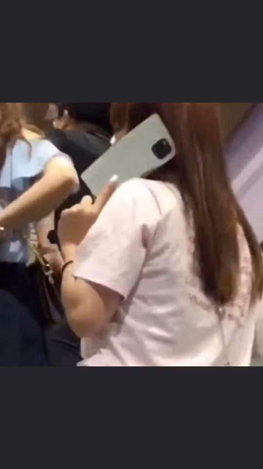 Nhiều người sẽ nói như vậy và không khỏi lo lắng cho những người xung quanh song bức ảnh sau đó đã hé lộ tất cả sự thật. Chẳng có chiếc dao cũng như sự nguy hiểm nào ở đây, chỉ là cô nàng lắm chiêu này sử dụng một chiếc ốp điện thoại quá độc - dị - lạ mà thôi.